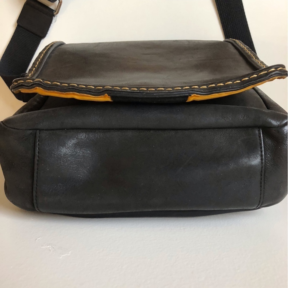 ECCO leather crossbody bag black flap closure adjustable strap minimalist - Picture 7 of 11